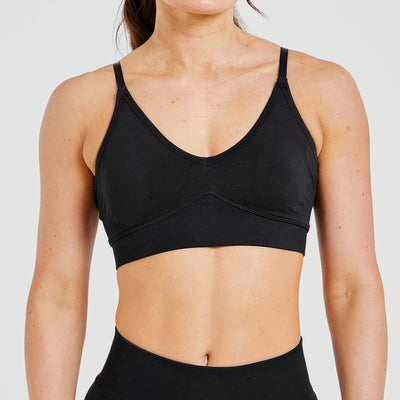 Self-adjusting seamless yoga bra in black